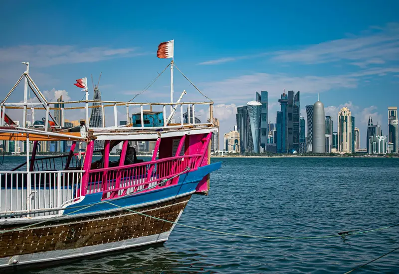 Ənənəvi dhow qayığı və Doha göydələnləri, Qətər