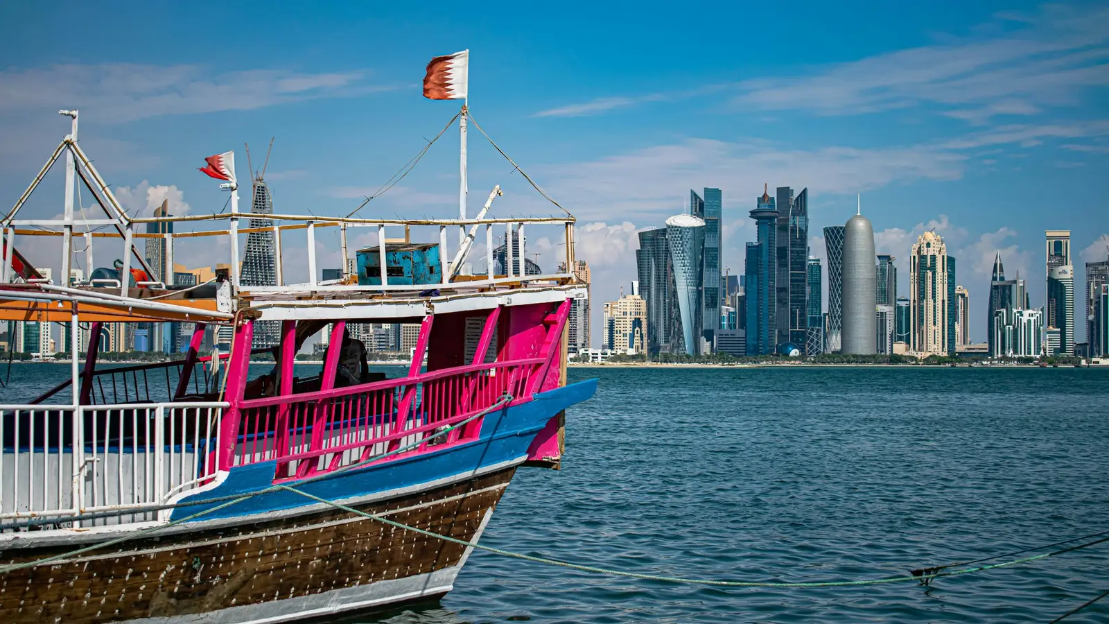 Ənənəvi dhow qayığı və Doha göydələnləri, Qətər