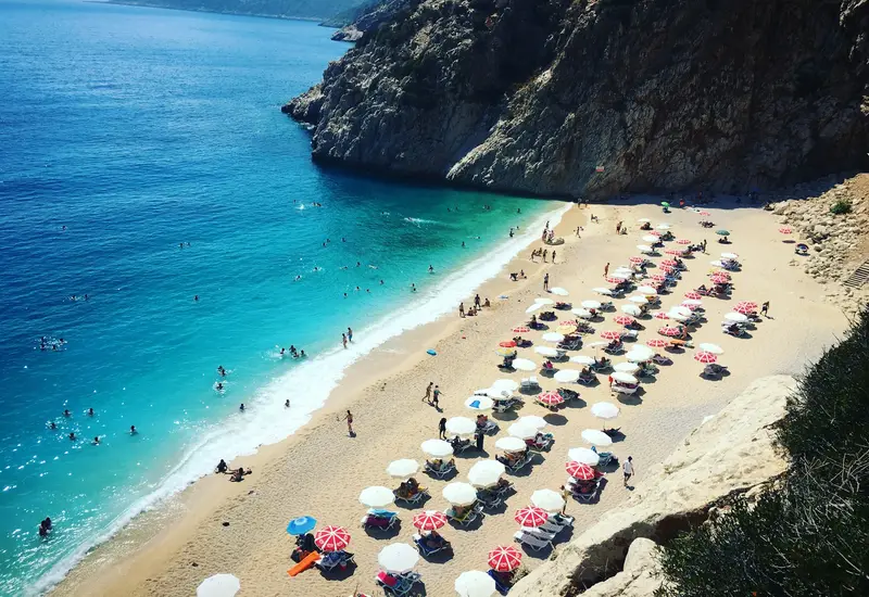 Kaputaş çimərliyi, firuzəyi körfəz və günəş çətirləri, Antalya