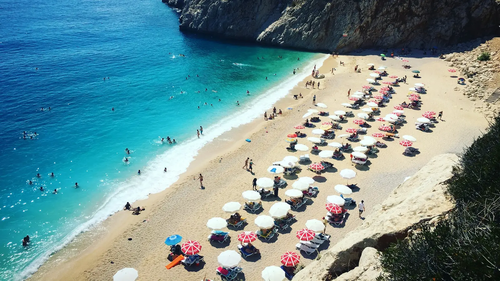 Kaputaş çimərliyi, firuzəyi körfəz və günəş çətirləri, Antalya