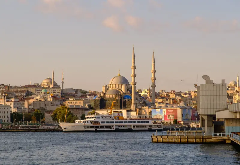 Eminönü waterfront, Istanbul — Yeni Cami and the Süleymaniye Mosque (photo: Tarik Kaan Muslu / Wikimedia Commons, CC BY-SA 4.0)