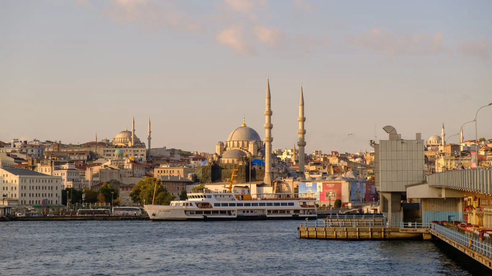 Eminönü waterfront, Istanbul — Yeni Cami and the Süleymaniye Mosque (photo: Tarik Kaan Muslu / Wikimedia Commons, CC BY-SA 4.0)