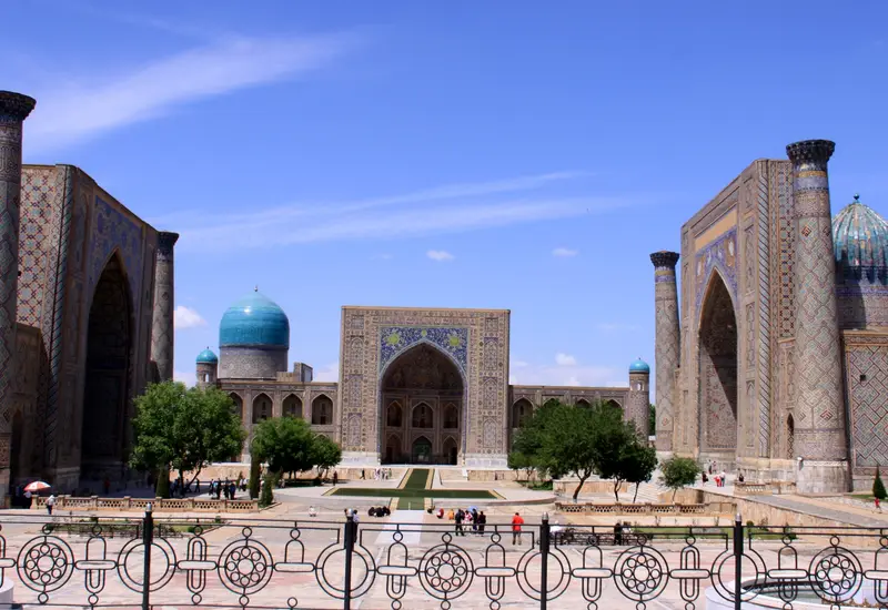 Registan Square, Samarkand — madrasas and turquoise domes (photo: veton.picq.fr / Wikimedia Commons, CC BY-SA 3.0)