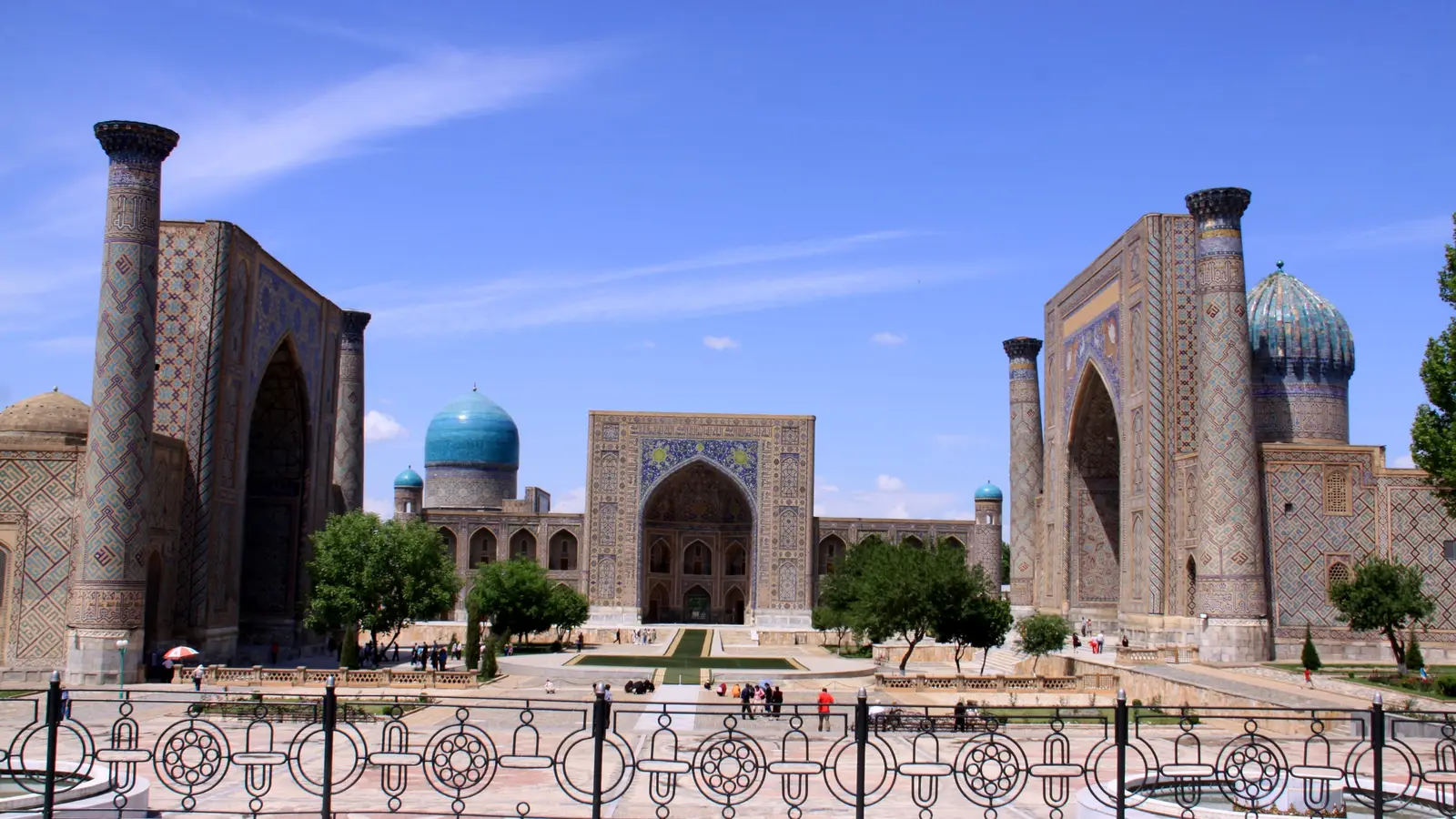 Registan Square, Samarkand — madrasas and turquoise domes (photo: veton.picq.fr / Wikimedia Commons, CC BY-SA 3.0)