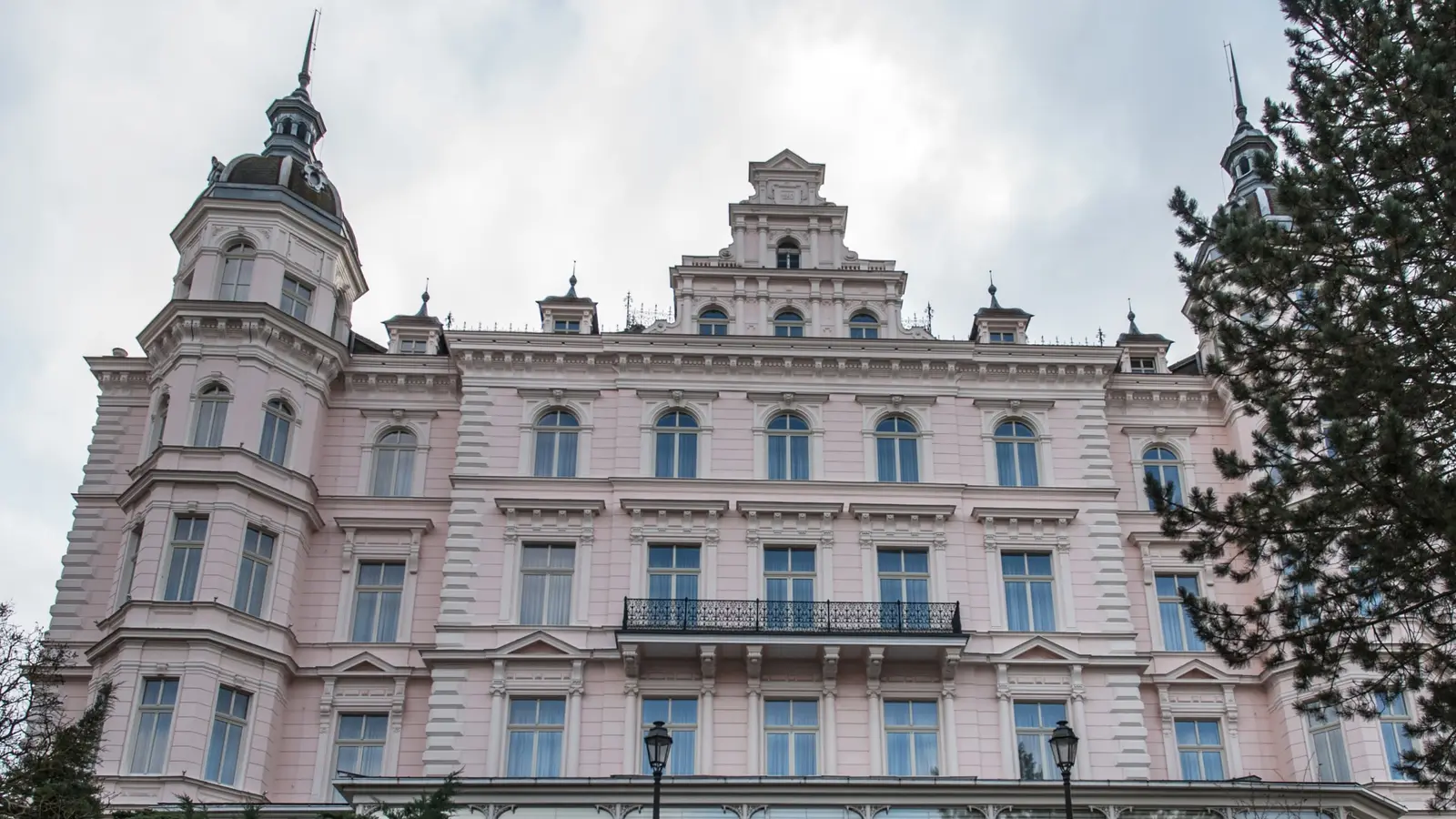 The Bristol Palace spa complex, Karlovy Vary (photo: Zorka Sojka / Wikimedia Commons, CC BY-SA 4.0)