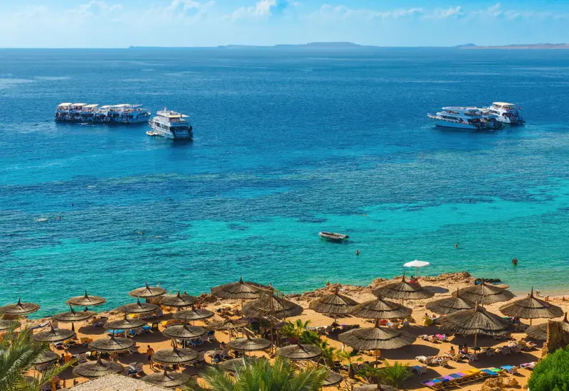 Ras Um Sid bay — turquoise reef and the Red Sea, Sharm El Sheikh (photo: Serhio Magpie / Wikimedia Commons, CC BY 4.0)