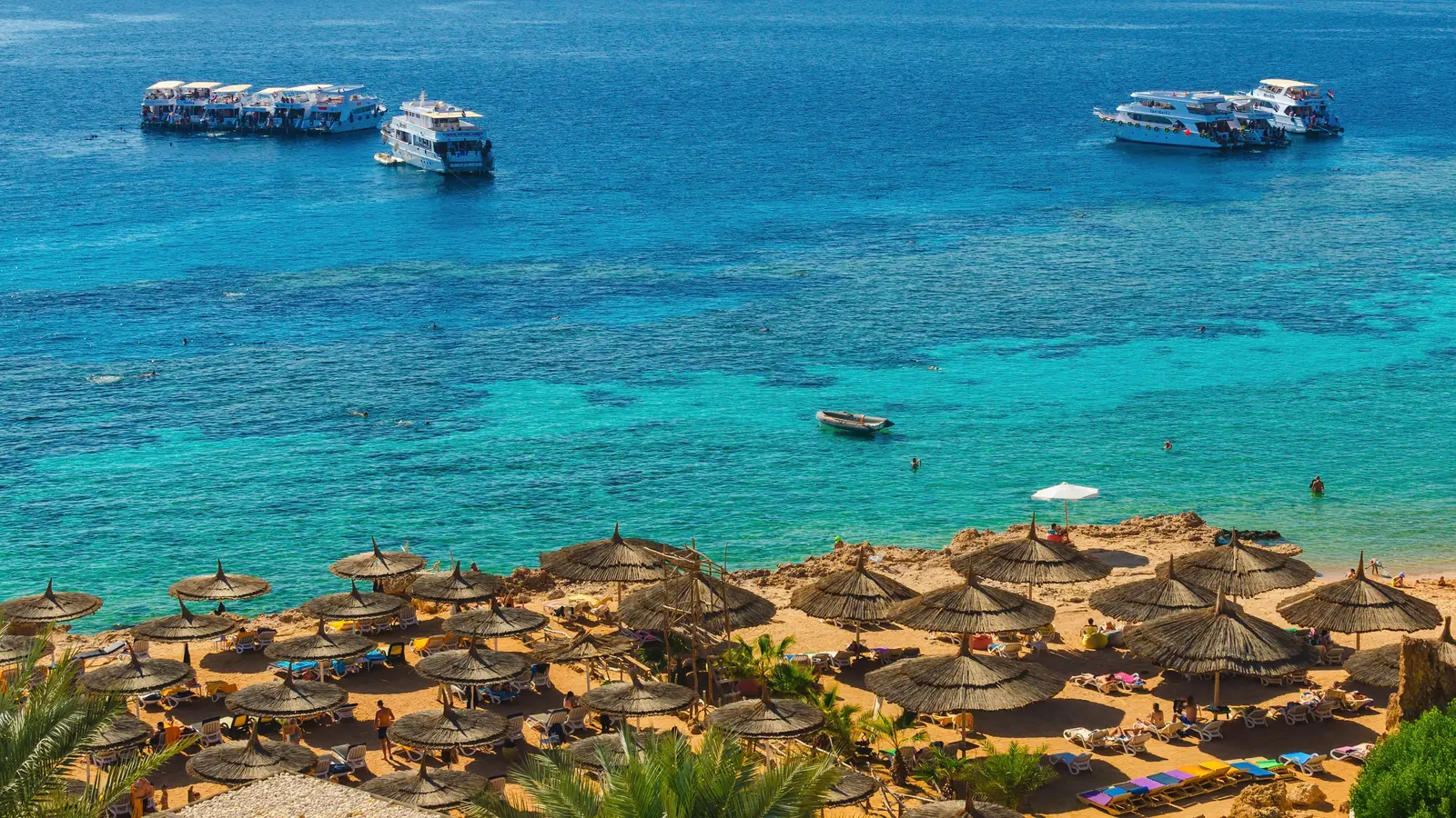 Ras Um Sid bay — turquoise reef and the Red Sea, Sharm El Sheikh (photo: Serhio Magpie / Wikimedia Commons, CC BY 4.0)