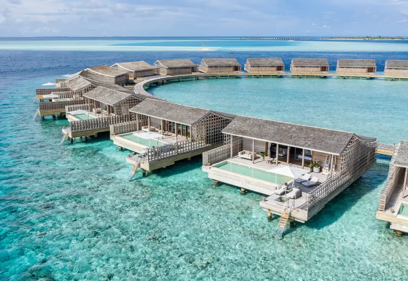 Aerial view of over-water villas on a turquoise lagoon in the Maldives (photo: Tyler / Wikimedia Commons, CC BY-SA 4.0)