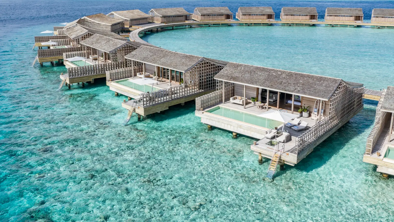 Aerial view of over-water villas on a turquoise lagoon in the Maldives (photo: Tyler / Wikimedia Commons, CC BY-SA 4.0)