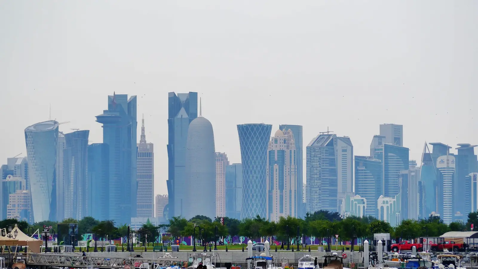 Doha Corniche and the West Bay skyline (photo: Zairon / Wikimedia Commons, CC BY 4.0)