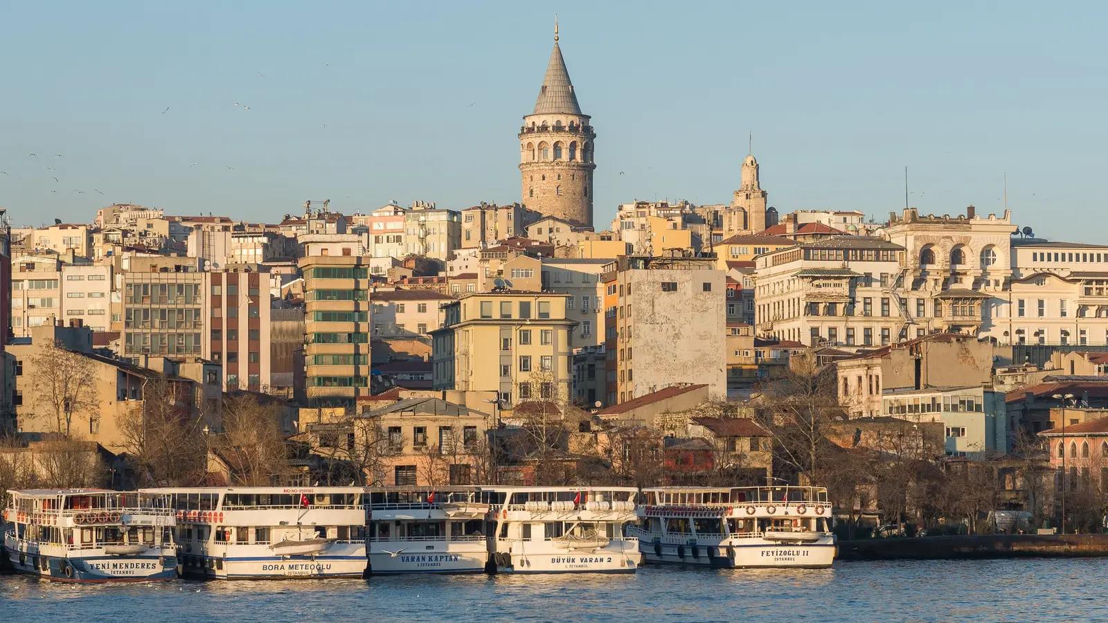 Galata Tower above the Karaköy waterfront, Istanbul (photo: Arild Vågen / Wikimedia Commons, CC BY-SA 3.0)
