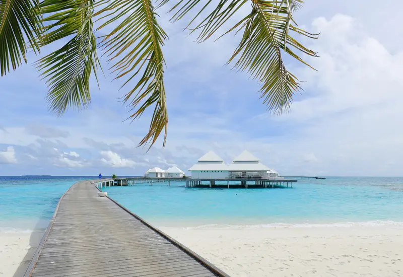 Boardwalk and over-water villas in the Maldives (photo: Martin Falbisoner / Wikimedia Commons, CC BY-SA 4.0)