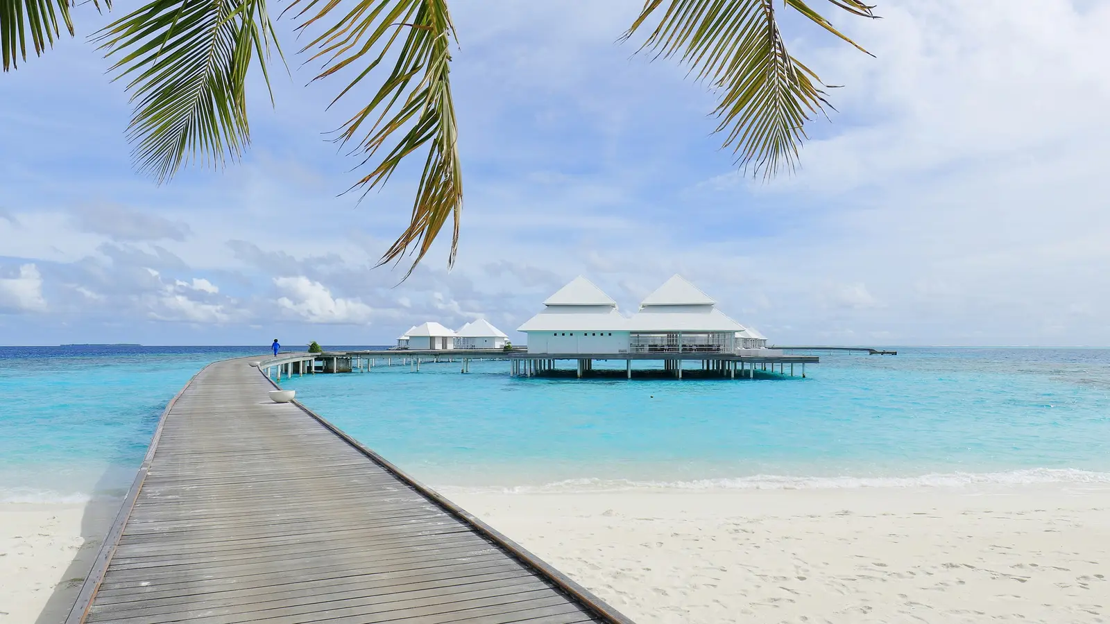 Boardwalk and over-water villas in the Maldives (photo: Martin Falbisoner / Wikimedia Commons, CC BY-SA 4.0)