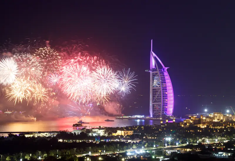 Burj Al Arab üzərində Yeni il atəşfəşanlığı, Dubay (foto: Bengin Ahmad / Wikimedia Commons, CC BY 2.0)