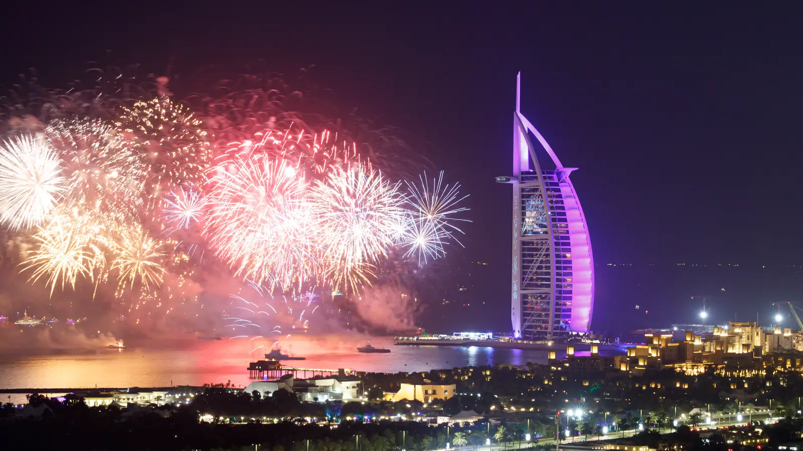 New Year fireworks over the Burj Al Arab, Dubai (photo: Bengin Ahmad / Wikimedia Commons, CC BY 2.0)