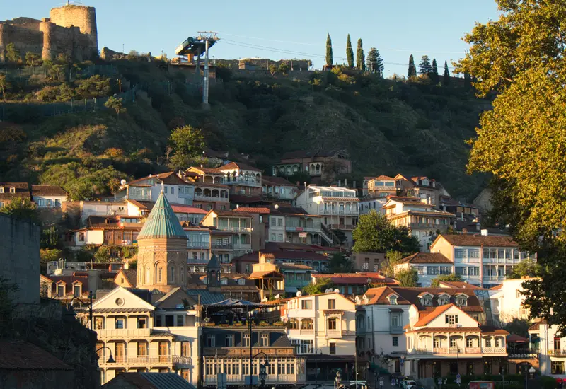 Tbilisi Old Town and Narikala fortress in autumn light (photo: lumoplank / Wikimedia Commons, CC0)