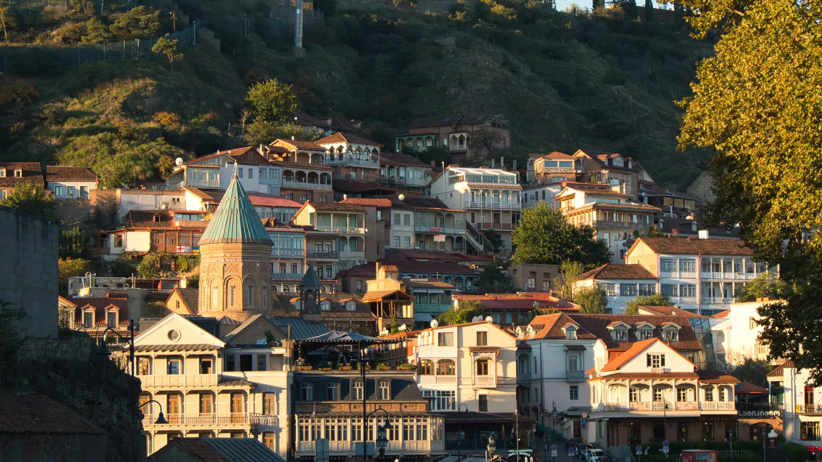 Tbilisi Old Town and Narikala fortress in autumn light (photo: lumoplank / Wikimedia Commons, CC0)