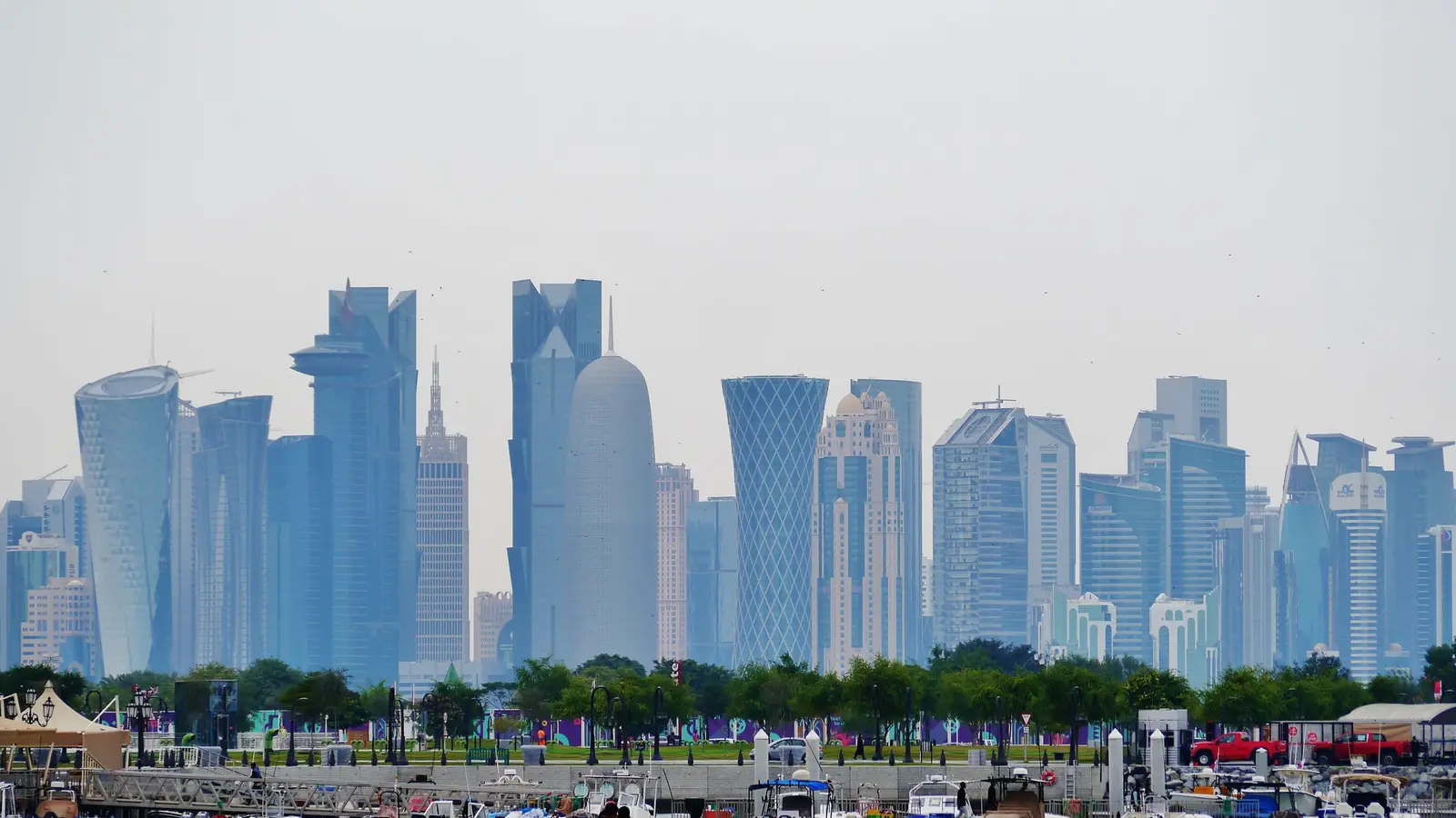 Doha Corniche and the West Bay skyline (photo: Zairon / Wikimedia Commons, CC BY 4.0)
