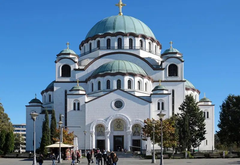 Belqradda Müqəddəs Sava kafedralı, günəşli noyabr günü (foto: kallerna / Wikimedia Commons, CC BY-SA 4.0)